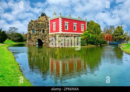 Isola di Stein con la Villa Hamilton, Woerlitz Park, patrimonio dell'umanità dell'UNESCO Regno dei Giardini di Dessau-Woerlitz, Dessau-Rosslau, Sassonia-Anhalt, Germania Foto Stock