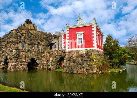 Isola di Stein con la Villa Hamilton, Woerlitz Park, patrimonio dell'umanità dell'UNESCO Regno dei Giardini di Dessau-Woerlitz, Dessau-Rosslau, Sassonia-Anhalt, Germania Foto Stock