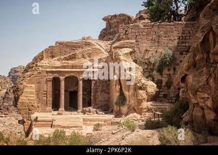In avvicinamento alla tomba di Urn nel sito patrimonio dell'umanità dell'UNESCO di Petra. Una delle molte tombe che compongono le tombe reali questa è stata l'unica tomba ad avere un piazzale e un giardino. Giordania. Foto Stock