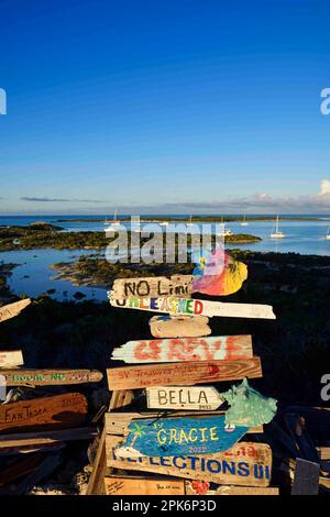 Cartello foresta su Boo Boo Hill, Warderick Wells, Bahamas e Exuma Cays Land and Sea National Park, Bahamas Foto Stock