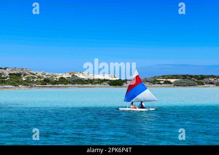 Sbarco in gommone presso Warderick Wells, Bahamas e Exuma Cays Land and Sea National Park, Bahamas Foto Stock