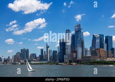 Barca a vela sul fiume Hudson, sullo sfondo The Edge Building, Hudson Yards, Manhattan, New York City, USA Foto Stock