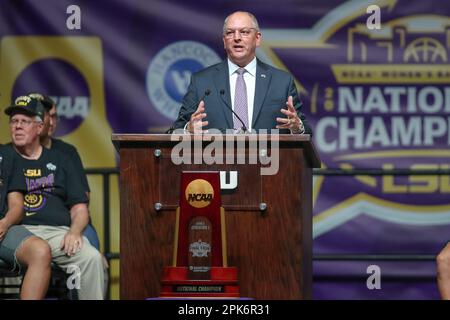 Baton Rouge, LOUISIANA, Stati Uniti. 5th Apr, 2023. Il governatore della Louisiana John Bel Edwards parla con la corona durante la celebrazione del campionato nazionale femminile di pallacanestro della LSU al Pete Maravich Assembly Center di Baton Rouge, LOUISIANA. Jonathan Mailhes/CSM/Alamy Live News Foto Stock