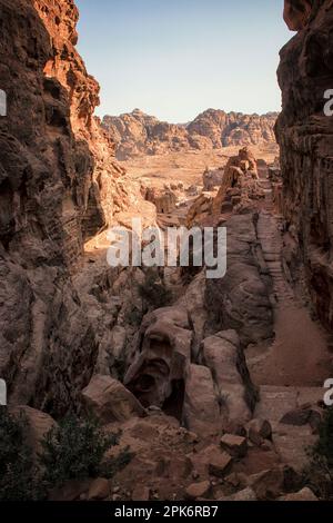 Il paesaggio roccioso e la vista sulla valle di Petra. Giordania. Foto Stock