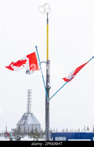 Bandiere canadesi e torre di lancio Aerobee alla gamma di razzi smantellati a Churchill, Manitoba, Canada Foto Stock