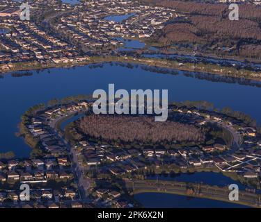 Un'immagine panoramica della città di Orlando dal cielo, area residenziale con lago, alto contrasto Foto Stock