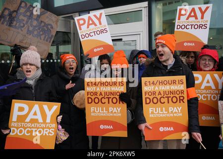 Foto del file datata 13/03/2023 di medici neocampanti della NHS sulla linea picket fuori dall'ospedale Queen Elizabeth a Birmingham. I leader ospedalieri hanno espresso serie preoccupazioni su come potranno mantenere la sicurezza dei pazienti durante lo sciopero dei medici in formazione della prossima settimana. I medici di formazione in Inghilterra effettueranno la loro passeggiata più lunga tra il 11 e il 15 aprile. I fornitori di NHS, che rappresentano i trust di NHS, hanno affermato che i tempi dello sciopero e la sua durata presentano una "serie di sfide che vanno al di là delle perturbazioni viste dall'azione industriale negli ultimi mesi". Data di emissione: Giovedì 6 aprile 2023. Foto Stock