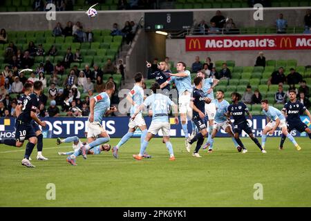 Melbourne, Australia, 5 aprile 2023. Roderick Miranda di Melbourne Victory si alza per la palla durante la partita di calcio Della A-League tra il Melbourne City FC e la Melbourne Victory all'AAMI Park il 5 aprile 2023 a Melbourne, Australia. Credit: Dave Hewison/Speed Media/Alamy Live News Foto Stock