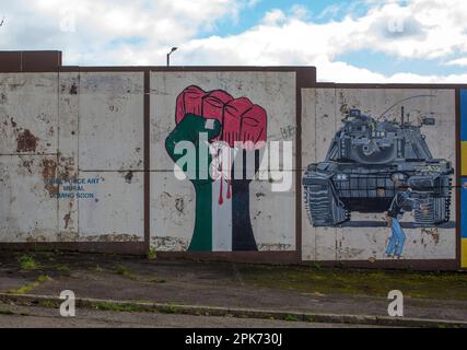 Murale con il pugno irlandese Tricolor a Belfast ovest, contea di Antrim, Irlanda del Nord. Foto Stock