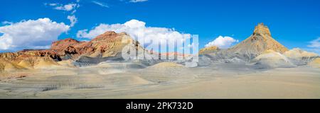 Maestose montagne nel deserto, Glenn Canyon National Recreation Area, Utah e Arizona, Stati Uniti Foto Stock