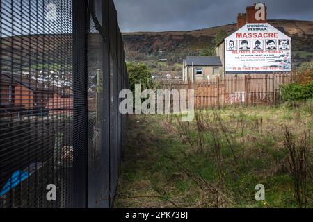 Murale a West Belfast in commemorazione del massacro di Springhill Westrock, 9th luglio 1972 belfast, contea di antrim, Irlanda del Nord, regno unito. Foto Stock