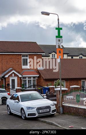 Lettere Spelling I.R.A. è visto in alto su un lampione a Belfast ovest , Irlanda del Nord . Foto Stock