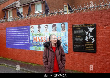 Natasha Butler nipote di Paddy Butler che è stato ucciso durante le uccisioni di Springhill Westrock di fronte al murale commemorazione. Foto Stock