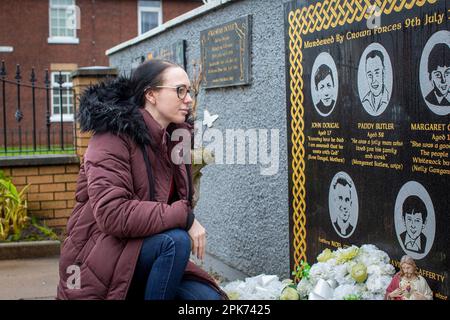 Natasha Butler nipote di Paddy Butler che è stato ucciso durante le uccisioni di Springhill Westrock al Giardino commemorativo del massacro di Springhill. Foto Stock