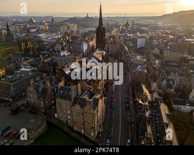 Vista aerea che guarda ad est lungo Johnston Terrace fino al Royal Mile di Edimburgo. Foto Stock