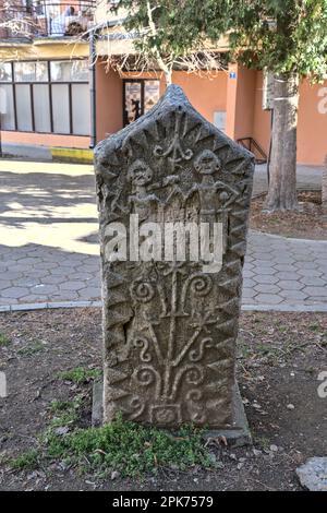 Zvorrnik, Bosnia-Erzegovina – Febbraio 2023: Pietre lapidi Stecak-medievali di fronte alla biblioteca. Foto Stock