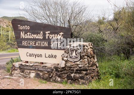 Cartello d'ingresso al Canyon Lake Recreation Site, Tonto National Forest, Apache Trail, Apache Junction, Mesa, Arizona, Stati Uniti Foto Stock