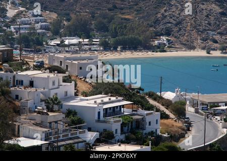 IOS, Grecia - 26 Maggio 2021 : Vista di alberghi imbiancati e di una strada che conduce alla famosa spiaggia di Mylopotas in Grecia iOS Foto Stock