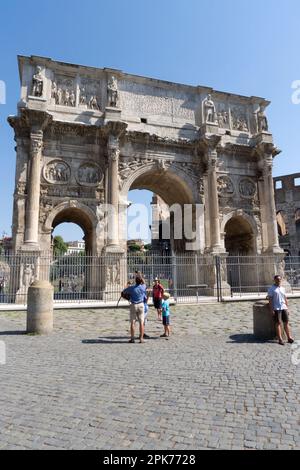 L'Arco di Costantino si trova lungo la via Triumphalis a Roma Foto Stock