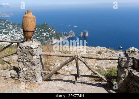 Guardando verso il basso i Faraglioni e le rocce di Stella, di mezzo e di fuori: Il leggendario trio di giganti marini di Capri sull'isola di Capri Foto Stock