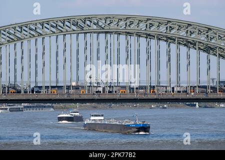 Zwei Schubschiffe unter der Hohenzollernbrücke in Köln auf dem Rhein. Auf der Brücke fährt ein Güterzug *** due barche a spinta sotto il ponte Hohenzollern Foto Stock