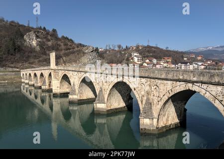 Višegrad, Bosnia-Erzegovina – 2023 febbraio: Il ponte Mehmed Paša Sokolović di Višegrad è iscritto come patrimonio culturale mondiale dell'UNESCO Foto Stock