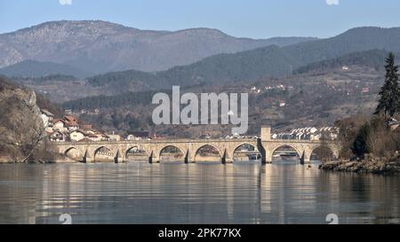 Višegrad, Bosnia-Erzegovina – 2023 febbraio: Il ponte Mehmed Paša Sokolović di Višegrad è iscritto come patrimonio culturale mondiale dell'UNESCO Foto Stock