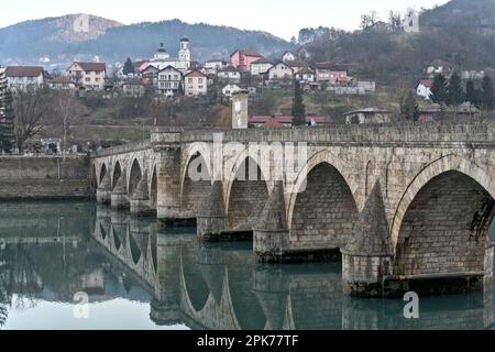 Višegrad, Bosnia-Erzegovina – 2023 febbraio: Il ponte Mehmed Paša Sokolović di Višegrad è iscritto come patrimonio culturale mondiale dell'UNESCO Foto Stock