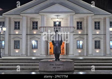 Višegrad, Bosnia-Erzegovina – Febbraio 2023: Scultura di Ivo Andrić a Andrićgrad, costruita sul luogo di un campo di detenzione durante la guerra bosniaca Foto Stock