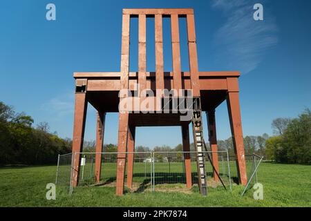 Monza, Italia - aprile 5 2023 - Installazione artistica 'lo Scittore' all'interno del Parco di Monza Foto Stock