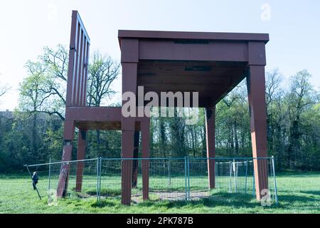 Monza, Italia - aprile 5 2023 - Installazione artistica 'lo Scittore' all'interno del Parco di Monza Foto Stock