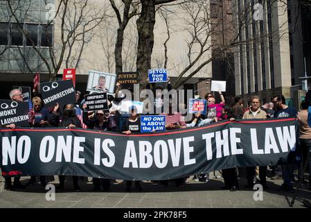 I dimostranti anti anti anti-Trump non hanno nessuno al di sopra della bandiera della legge vicino al Tribunale penale di Manhattan, il 04 aprile 2023. Foto Stock