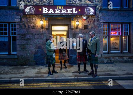 Uomo che indossa un abito scozzese delle Highland presso un pub locale The Barrel a Ballater , Scozia, Foto Stock