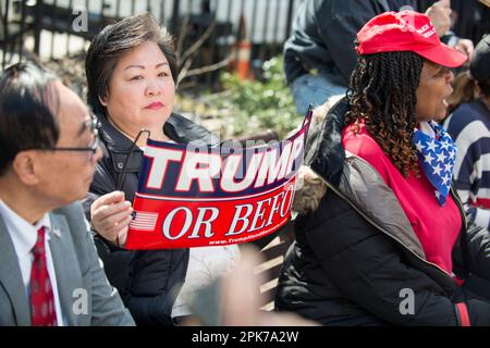 I sostenitori di Pro Trump si radunano al di fuori del Manhattan Criminal Court House, New York, il giorno dell'arrogamento 04 aprile 2023. Foto Stock