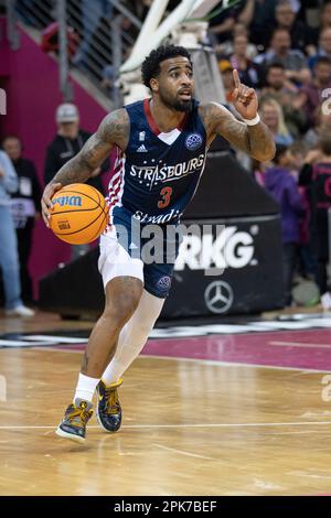 Marcus KEENE (SIG, al centro) sulla palla, mostra con una mano dopo l'alto, singola azione, con 24 pts. il miglior giocatore da SIG. Punteggio finale 76:77, Basketball Champions League/Telekom Basketes Bonn-SIG Strasbourg/BON vs SIG/Playoff Quarter-Finals - Quarterfinals/1st game, nel TELEKOMDOME, il 5th aprile 2023 Foto Stock