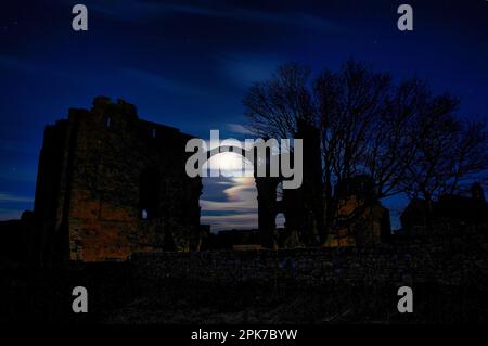 Lindisfarne Priory in una notte illuminata dalla luna Foto Stock