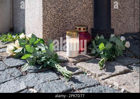 Wunsiedel, Germania. 06th Apr, 2023. Fiori e luci di tomba giacciono sul marciapiede all'angolo della strada che porta al Centro servizi per i Bambini e i giovani, dove una ragazza di dieci anni è stata trovata morta. Credit: Daniel Vogl/dpa/Alamy Live News Foto Stock