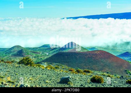 Vista sulla valle di Mauna Kea vista dall'alto sopra le nuvole. Foto Stock