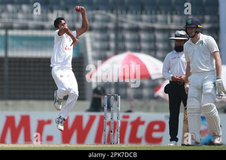 Taijul Islam Bowl durante il terzo giorno della partita di test tra Bangladesh e Irlanda allo Sher-e-Bangla National Cricket Stadium, Mirpur, Dhaka Foto Stock