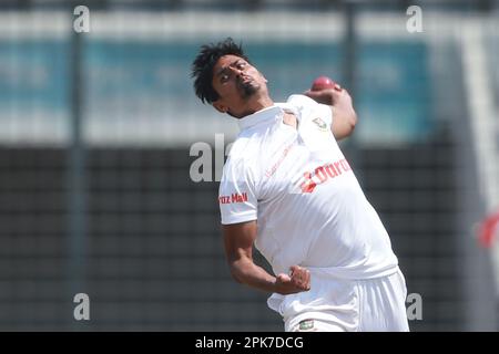 Taijul Islam Bowl durante il terzo giorno della partita di test tra Bangladesh e Irlanda allo Sher-e-Bangla National Cricket Stadium, Mirpur, Dhaka Foto Stock