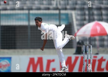 Taijul Islam Bowl durante il terzo giorno della partita di test tra Bangladesh e Irlanda allo Sher-e-Bangla National Cricket Stadium, Mirpur, Dhaka Foto Stock