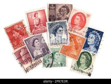 Francobolli vintage Elizabeth II dall'Australia isolati su sfondo bianco. Foto Stock