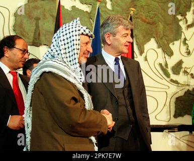 FOTO D'ARCHIVIO: Joschka Fischer compie 75 anni il 12 aprile 2023, 01SN Arafat050299PL.jpg Yasser ARAFAT, politico palestinese, presidente palestinese, Presidente dell'autorità esecutiva palestinese, Presidente dell'Organizzazione di liberazione palestinese OLP, con il fondatore e leader dell'organizzazione sotterranea al Fatah, F dà al Ministro degli esteri federale Joschka Germania la mano, a metà profilo, in formato paesaggio; il 02/05/1999 Foto Stock