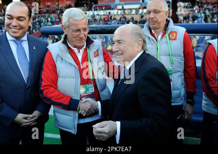 FOTO ARCHIVIO: Marcello LIPPI avrà 75 anni il 11 aprile 2023, il presidente della FIFA Sepp BLATTER (Joseph, Josef) dà il benvenuto a Marcello LIPPI (ITA, allenatore Guangzhou), Guangzhou Evergrande FC-Atletico Mineiro 2-3 Calcio Calcio FIFA Club World Cup 2013/Game per il 3rd° posto il 21st dicembre 2013 a Marrakech /Marocco. Foto Stock