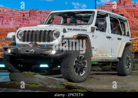 NEW YORK, NEW YORK - 05 APRILE: La nuova Jeep Wrangler Rubicon 4xe del 2024 vista all'International Auto Show in anteprima presso il Jacob Javits Convention Center il 5 aprile 2023 a New York City. Foto Stock