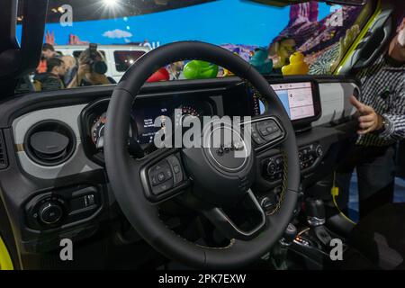 NEW YORK, NEW YORK - APRILE 05: La nuova Jeep Wrangler Willys 2024, dettaglio Car Cockpit, vista in anteprima alla stampa dell'International Auto Show al Centro Congressi Jacob Javits il 5 Aprile 2023 a New York City. Foto Stock