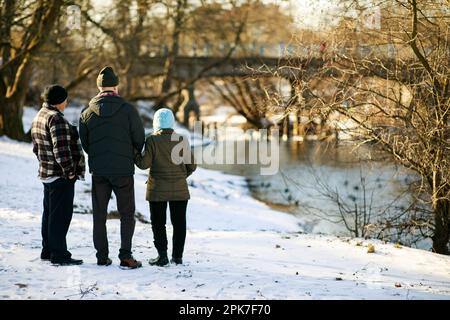 Camminare con gli anziani è una parte molto importante di mantenerli in buone condizioni fisiche Foto Stock