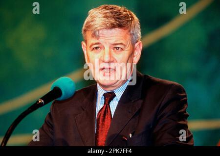 FOTO D'ARCHIVIO: Joschka Fischer compie 75 anni il 12 aprile 2023, Joschka FISCHER, politico, Germania, Buendnis 90/Die GRUENEN, Ministro federale degli esteri, alla conferenza di partito a Muenster, al leggio, QF. ?SVEN SIMON Huyssenallee 40-42 45128 Essen Tel. Foto Stock