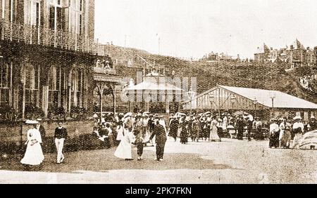 Una prima fotografia della sala da ballo e del teatro Spa, Whitby, Yorkshire, Regno Unito, dall'alto. Foto Stock