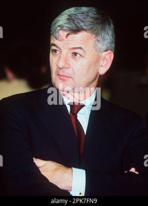 FOTO D'ARCHIVIO: Joschka Fischer compie 75 anni il 12 aprile 2023, Joschka FISCHER, politico, Germania, Buendnis 90/Die Grünen, ministro federale degli esteri, alla conferenza di partito a Muenster, vista a lato, mezza figura, HF. ?SVEN SIMON Huyssenallee 40-42 45128 Essen Tel. Foto Stock